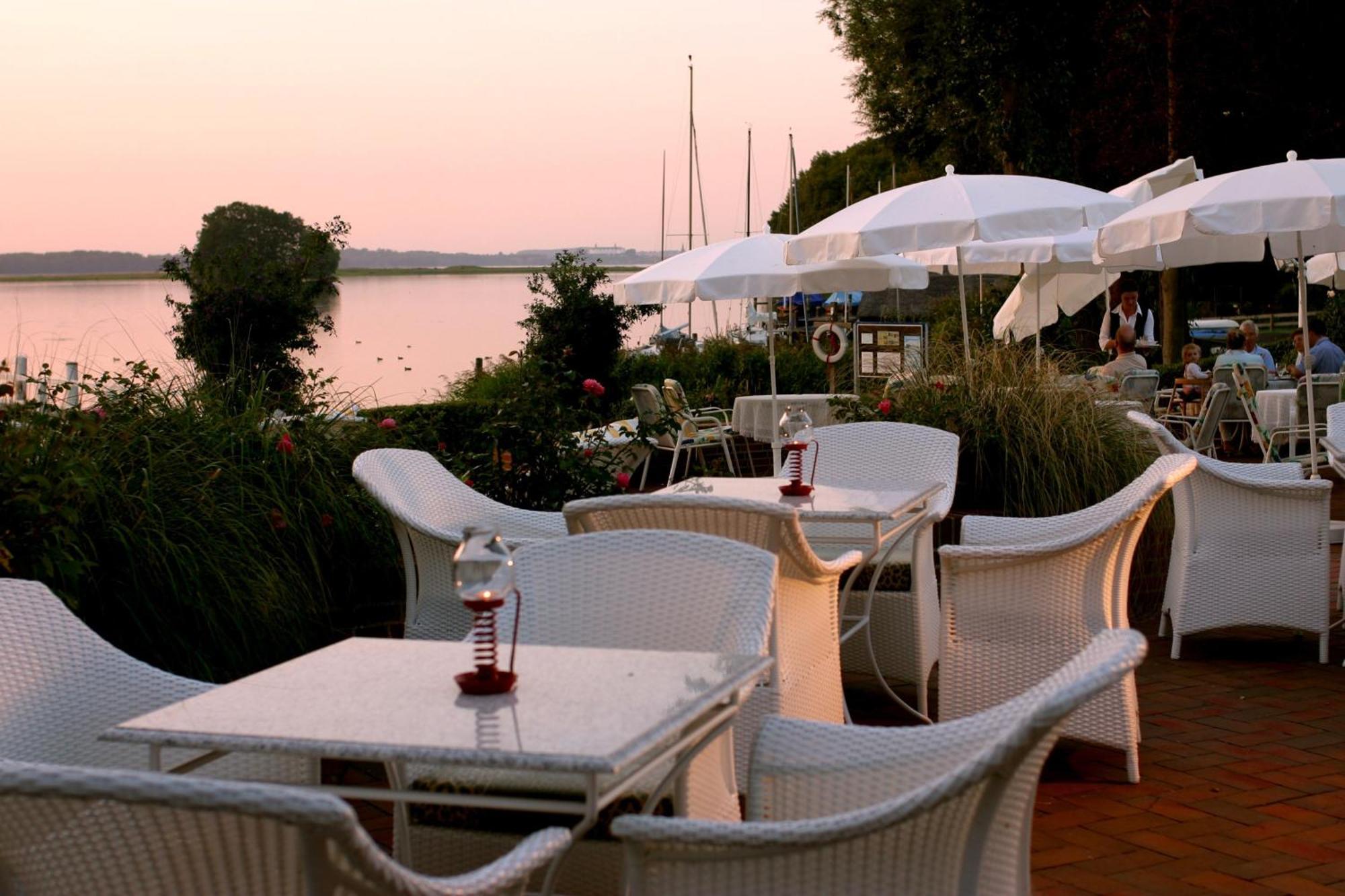 Strauers Hotel Am See Bosau Exterior photo