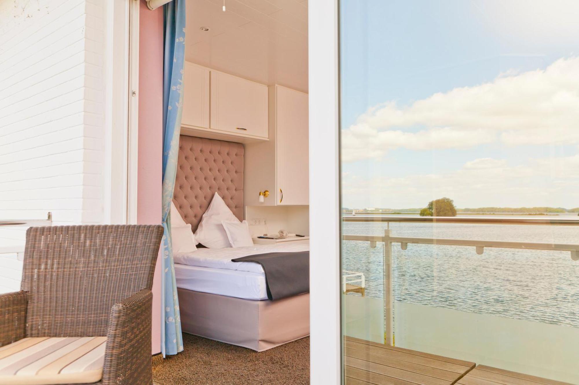 Strauers Hotel Am See Bosau Exterior photo